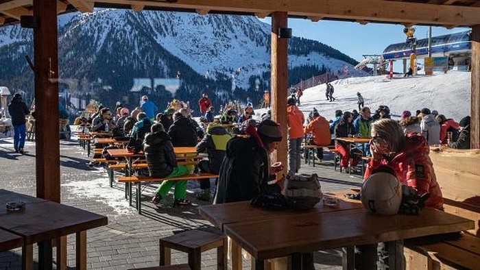 Sensasi Bermain Ski Sambil Berburu Hadiah Natal di Italia BOLZANO, ITALY - DECEMBER 12: A view of the Obereggen ski slopes on December 12, 2021 in Obereggen, Italy. Ski facilities remained inactive for two years during the Covid-19 pandemic, re-opening in recent weeks with the hope of boosting tourism, yet with high infection rates and low vaccine turn-out the 2021 season remains uncertain. To combat the rise in Covid-19 cases in Italy, the government tightened health restrictions with a