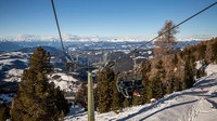 Tak hanya ski, kawasan pegunungan yang tertutup salju tersebut juga memiliki banyak wahana, salah satunya kereta gantung.   