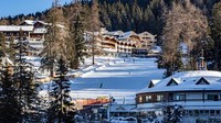 Menjelang Natal biasanya pusat ski ini ramai dikunjungi wisatawan.  