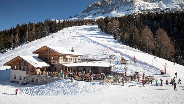 Sensasi Bermain Ski Sambil Berburu Hadiah Natal di Italia BOLZANO, ITALY - DECEMBER 12: A view of the Obereggen ski slopes on December 12, 2021 in Obereggen, Italy. Ski facilities remained inactive for two years during the Covid-19 pandemic, re-opening in recent weeks with the hope of boosting tourism, yet with high infection rates and low vaccine turn-out the 2021 season remains uncertain. To combat the rise in Covid-19 cases in Italy, the government tightened health restrictions with a