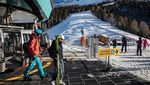 Sensasi Bermain Ski Sambil Berburu Hadiah Natal di Italia
