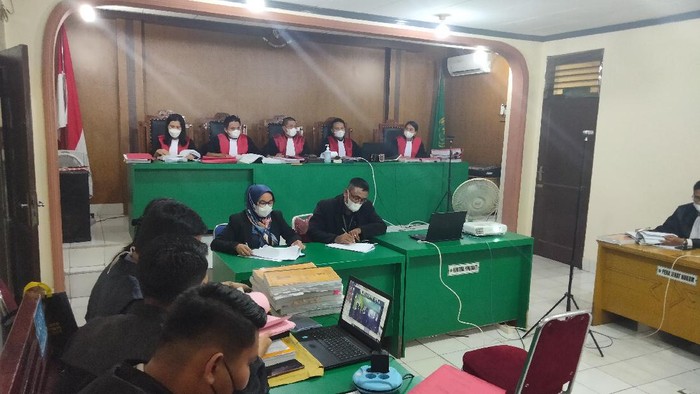 Sidang kasus polisi jual sabu hasil tangkapan di Tanjungbalai, Selasa (14/12/2021)/(Perdana-detikcom)