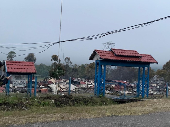 SMP Negeri Serambakon, Pegunungan Bintang, Papua, dibakar oleh teroris kelompok kriminal bersenjata (KKB). Kini, yang tersisa dari sekolah tersebut tinggal puing-puing reruntuhan. Bagaimana suasananya? (Dok Polres Pegunungan Bintang)