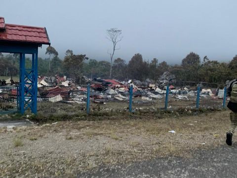 SMP Negeri Serambakon, Pegunungan Bintang, Papua, dibakar oleh teroris kelompok kriminal bersenjata (KKB). Kini, yang tersisa dari sekolah tersebut tinggal puing-puing reruntuhan. Bagaimana suasananya? (Dok Polres Pegunungan Bintang)