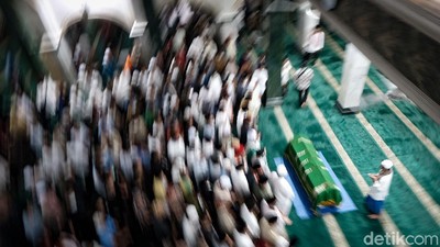 Suasana Salat Jenazah Haji Lulung Sebelum Dimakamkan