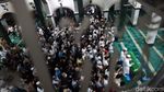 Suasana Salat Jenazah Haji Lulung Sebelum Dimakamkan
