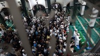 Salat jenazah berlangsung khusyuk. Setelahnya dilanjutkan salat ashar.