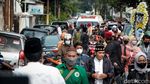 Suasana Salat Jenazah Haji Lulung Sebelum Dimakamkan
