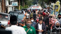 Begini momen jemaah berjalan menuju masjid untuk ikut salat jenazah.