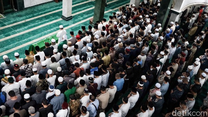 Jemaah memadati masjid untuk ikut salat jenazah Haji Lulung. Begini suasananya.