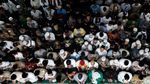 Suasana Salat Jenazah Haji Lulung Sebelum Dimakamkan
