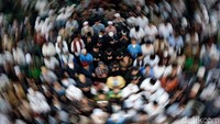 Jemaah memadati lantai utama Masjid Jami Al-Anwar, Kebon Jeruk, Jakarta Barat, Selasa (14/12/2021) untuk mengikuti salat jenazah Abraham Lunggana alias Haji Lulung.