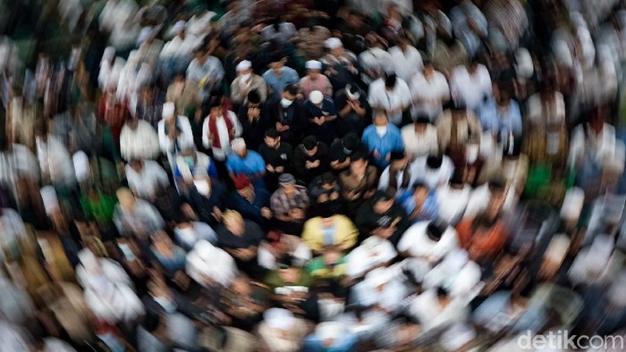 Jemaah memadati masjid untuk ikut salat jenazah Haji Lulung. Begini suasananya.