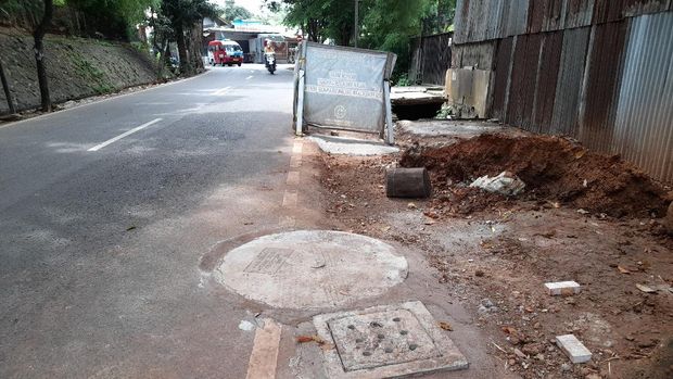 Sumur resapan di Jl Agraria, Pondok Labu, Jakarta Selatan tinggal dirapikan, Selasa (14/12/2021).
