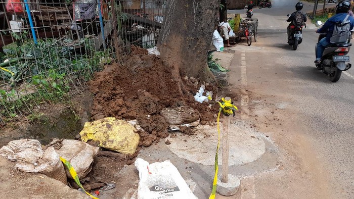 Sumur resapan di Jl Agraria, Pondok Labu, Jakarta Selatan tinggal dirapikan, Selasa (14/12/2021).