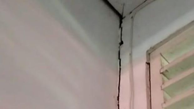 Tembok RSUD Larantukan retak akibat gempa M 7,4 guncang NTT Tembok RSUD Larantukan retak akibat gempa M 7,4 guncang NTT