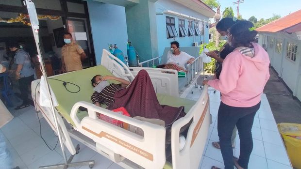 Tembok RSUD Larantukan retak akibat gempa M 7,4 guncang NTT