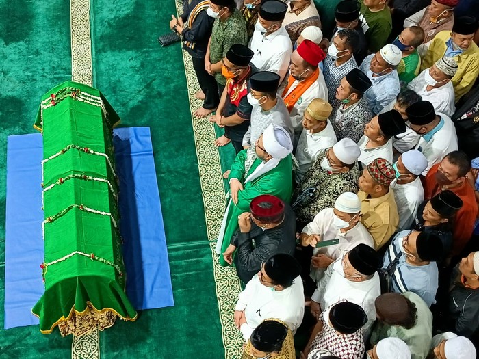 Terlihat pula Gubernur DKI Jakarta Anies Baswedan berada di barisan depan untuk melakukan salat jenazah. Selain itu, Wakil Gubernur (Wagub) DKI Jakarta Ahmad Riza Patria ikut menyalatkan jenazah Haji Lulung. (Karin Nur Secha/detikcom) Terlihat pula Gubernur DKI Jakarta Anies Baswedan berada di barisan depan untuk melakukan salat jenazah. Selain itu, Wakil Gubernur (Wagub) DKI Jakarta Ahmad Riza Patria ikut menyalatkan jenazah Haji Lulung. (Karin Nur Secha/detikcom)