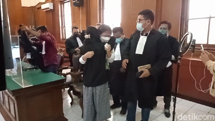 Stella Monica Hendrawan, pasien klinik kecantikan di Surabaya divonis bebas hakim pengadilan Negeri (PN) Surabaya.