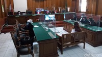 Kasus Stella ini bermula gegara curhatannya pada Desember 2019. Saat itu, dia mengeluhkan layanan Klinik LViors yang tak sesuai harapannya melalui postingan di media sosial, Instagram.