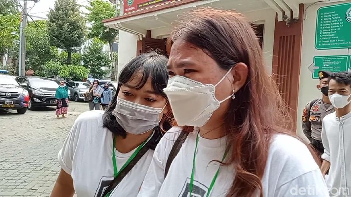 Tetes Air Mata Stella Monica Usai Divonis Bebas Stella Monica Hendrawan, pasien klinik kecantikan di Surabaya divonis bebas hakim pengadilan Negeri (PN) Surabaya.