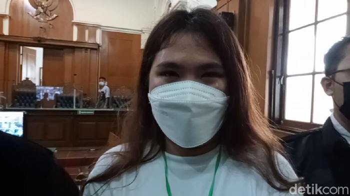 Tetes Air Mata Stella Monica Usai Divonis Bebas Stella Monica Hendrawan, pasien klinik kecantikan di Surabaya divonis bebas hakim pengadilan Negeri (PN) Surabaya.