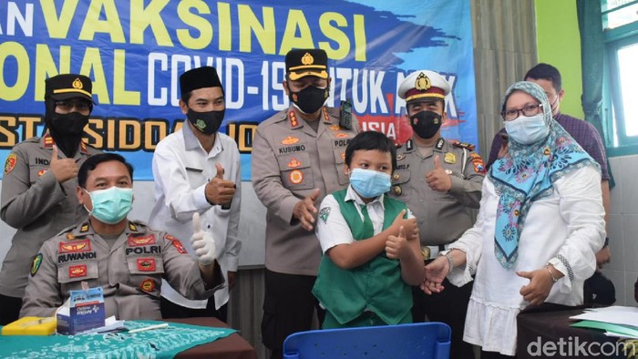 Vaksinasi COVID-19 untuk anak usia 6 sampai 11 tahun mulai digelar di Sidoarjo. Vaksinasi berlangsung di sejumlah sekolah dasar (SD) dan Madrasah Ibtidaiyah (MI).