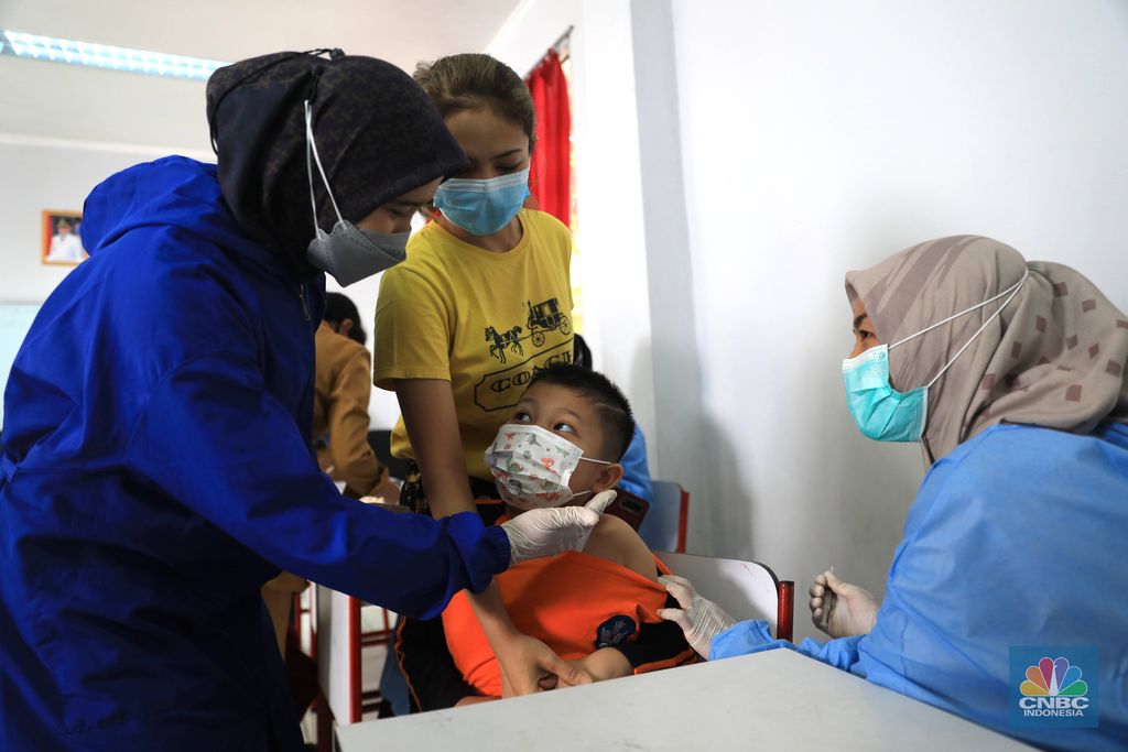 Tenaga kesehatan menyuntikkan vaksin COVID-19 kepada pelajar di SDN 03 Rawabuntu, Tangerang Selatan, Selasa (14/12/2021). Kementerian Kesehatan memulai vaksinasi COVID-19 untuk anak usia 6-11 dengan jumlah sasaran vaksinasi mencapai 26,5 juta di Indonesia. Plt. Dirjen Pencegahan dan Pengendalian Penyakit Kemenkes Maxi Rein Rondonuwu mengatakan pihaknya sudah mempersiapkan kick off pelaksanaan vaksinasi COVID-19 untuk anak usia 6 sampai 11 tahun. 