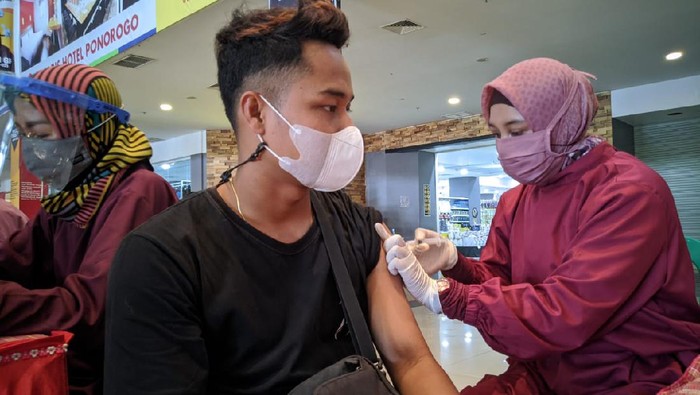 Vaksinasi di Ponorogo