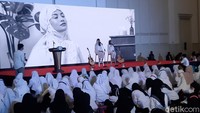 Mayang dan Chika tampil dengan menggunakan busana serba putih. Keduanya bernyanyi di atas panggung dengan latar layar yang menampilkan foto-foto kenangan Vanessa Angel. Foto: Febri/detikHOT
