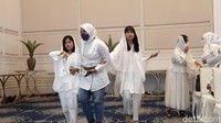 Saat menyanyi Chika sempat menitikan air mata dan berhenti menangis. Sebelum tampil keduanya tampak digandeng bersama sang bunda, Puput Sudrajat. Foto: Febri/detikHOT