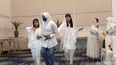 Momen Mayang dan Chika Nyanyi Di Tahlilan Vanessa Angel