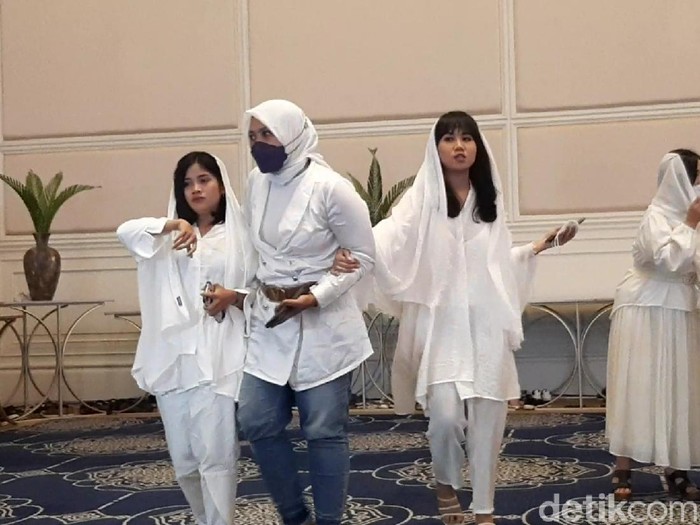 Momen Chika dan Mayang nyanyi ditahlilan 40 hari Vanessa Angel