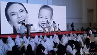Mayang dan Chika menyanyikan dua lagu pada kesempatan itu. Setelah menyanyikan lagu berjudul Kemarin, Mayang dan Chika juga membawakan Bila Waktu Telah Berakhir yang dipopulerkan oleh Opick. Foto: Febri/detikHOT