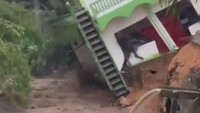 Viral Bangunan Kos di Padangsidimpuan Sumut Roboh Terbawa Arus Sungai
