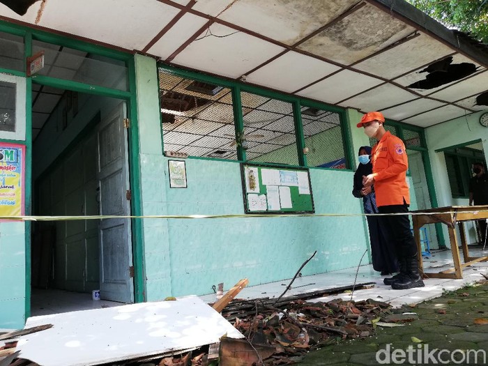 Wali Kota Solo Gibran Rakabuming Raka mengecek SDN Joyontakan yang rusak, Selasa (14/12/2021).