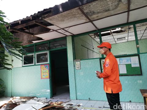 Wali Kota Solo Gibran Rakabuming Raka mengecek SDN Joyontakan yang rusak, Selasa (14/12/2021).