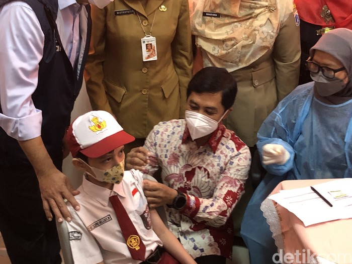 Wamenkes suntikkan vaksin COVID-19 ke murid SD Wamenkes suntikkan vaksin COVID-19 ke murid SD Cempaka Putih Jakarta Pusat