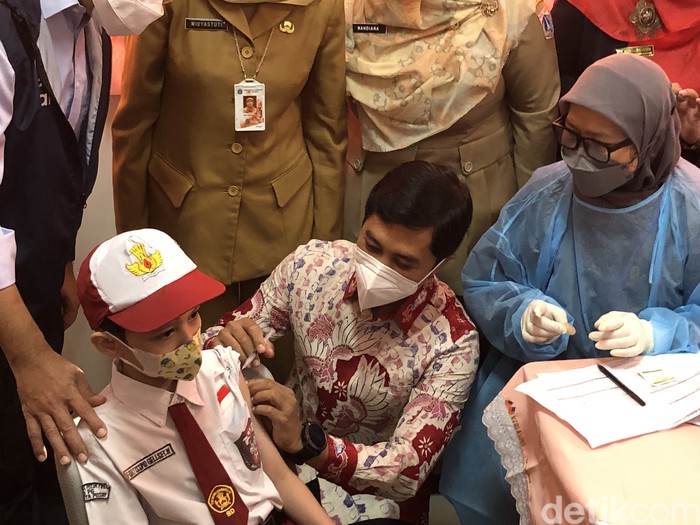 Wamenkes suntikkan vaksin COVID-19 ke murid SD Wamenkes suntikkan vaksin COVID-19 ke murid SD Cempaka Putih Jakarta Pusat