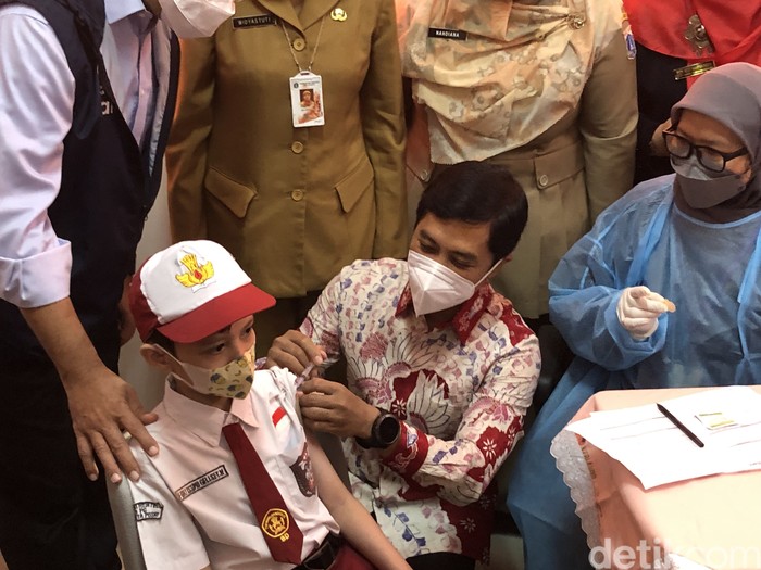 Wamenkes suntikkan vaksin COVID-19 ke murid SD Wamenkes suntikkan vaksin COVID-19 ke murid SD Cempaka Putih Jakarta Pusat