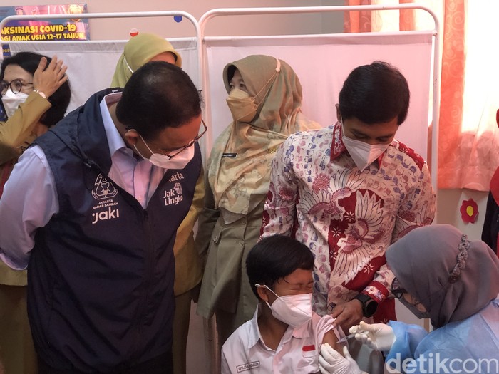 Wamenkes suntikkan vaksin COVID-19 ke murid SD Cempaka Putih Jakarta Pusat