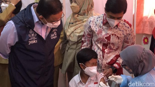 Wamenkes suntikkan vaksin COVID-19 ke murid SD Cempaka Putih Jakarta Pusat