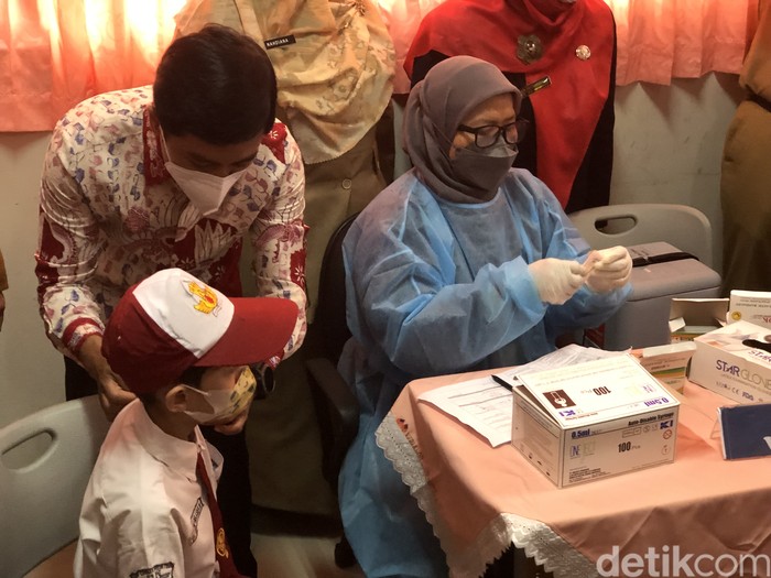Wamenkes suntikkan vaksin COVID-19 ke murid SD Wamenkes suntikkan vaksin COVID-19 ke murid SD Cempaka Putih Jakarta Pusat
