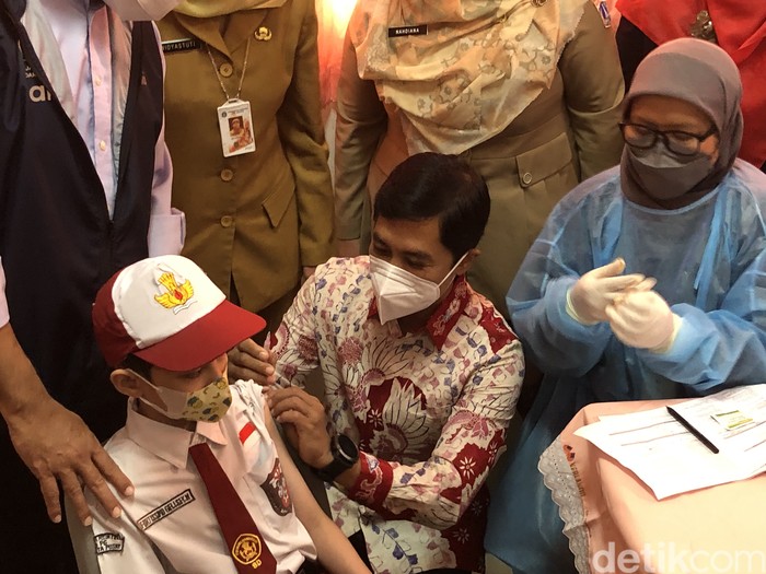 Wamenkes suntikkan vaksin COVID-19 ke murid SD Cempaka Putih Jakarta Pusat