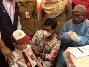Momen Wamenkes Suntikkan Vaksin COVID-19 ke Siswa SDN 03 Cempaka Putih
