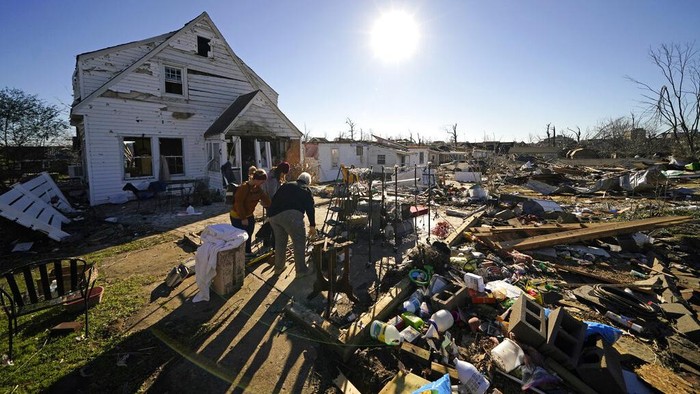 Tornado telah menerjang wilayah Kentucky, Amerika Serikat pada Jumat (10/12) lalu. Saat ini warga mulai membersihkan reruntuhan rumahnya usai diterjang tornado.