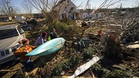 Badai tornado telah menyapu enam wilayah negara bagian Amerika Serikat. AP Photo/Gerald Herbert.
