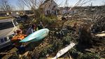 Warga Kentucky Bersihkan Puing Sisa Terjangan Tornado