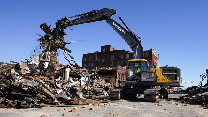 Warga Kentucky Bersihkan Puing Sisa Terjangan Tornado Tornado telah menerjang wilayah Kentucky, Amerika Serikat pada Jumat (10/12) lalu. Saat ini warga mulai membersihkan reruntuhan rumahnya usai diterjang tornado.