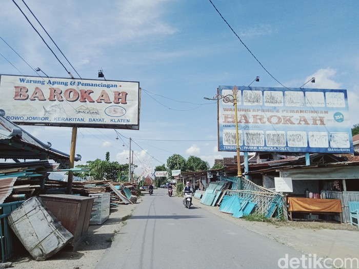 Warung apung di kawasan Rawa Jombor